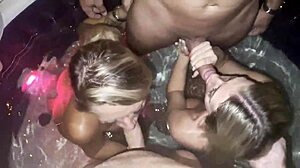 Swinger firkløver går hardcore i vild pool action.