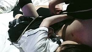 Японская школьница в косплее дрочит и трахает с кремпаем на кровати! Милая мини-юбка!