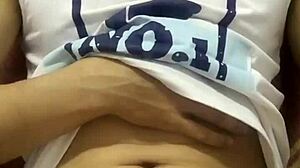 Homo groepsseks met twinks die pikken zuigen in live sessie