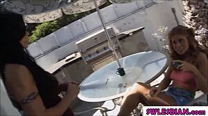 Mišičaste lezbijke se spopadejo v stari proti mladi 18+ bitki