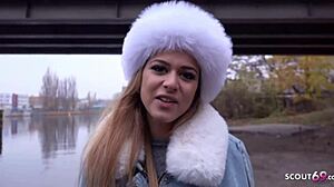 Doce latina Bella pega pra foda bruta na rua em Berlim