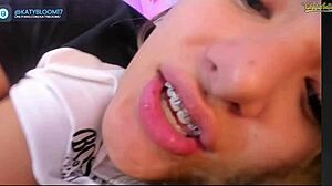 يا إلهي، أنا مهووس بصدر كبير لللاتينية الكولومبية المنحنية في الويب كام