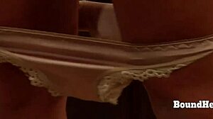 Veľkozadá poslušná európska otrokyňa sa zväzuje na dominanciu s tvrdým bičovaním a stonaním.