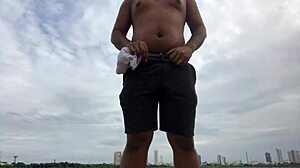 Garoto grande trabalha duro para satisfazer com ação de pau massivo