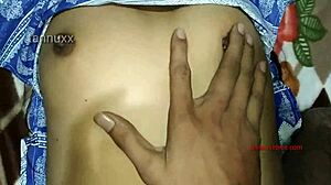 Ik kan niet weerstaan om deze Indische studente's strakke kut te neuken