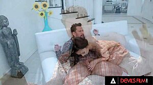 Млада красавица получава юмрук и грубо анално чукане от заварен татко.