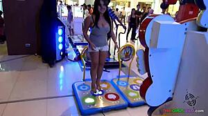 Играва тајландска риба показује огромне природне сисе на каучу