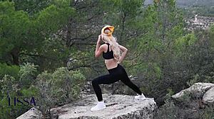 Yoga ao ar livre vira quente com toque de estranho.