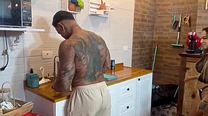 Pillé a esta zorra rubia en la cocina con tetas grandes y polla monstruosa