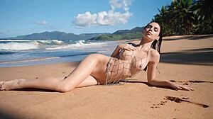 Jolie Webb scatena energia sessuale pura in camera