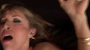 หุ่นใหญ่บลอนด์แก่ชอบหัวนมเจาะโดนฉีดน้ำเงี่ยน