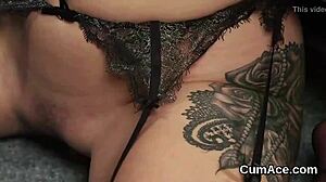 Wow! Sær centerfold suger hårdt, får sædlast over hele ansigtet!