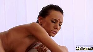 Starsza pani i urocza nastolatka 18+ razem dają gorącego lodzika na kamerkę