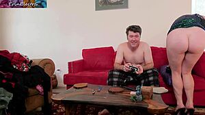 زوجة أب تركب قضيب ابن زوجها في غرفة المعيشة