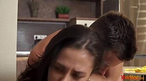 สาววัยรุ่นคล่องตัว Olivia Cassi อยากเย็ดโด๊กกี้สไตล์สุดดุเดือด