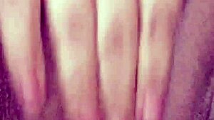 漂亮的MILF Analaysya Moore从湿漉漉的小穴中猛喷