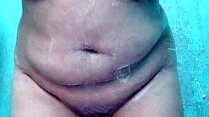 핫 버스티 스텝맘이 목욕하면서 스스로 만져!