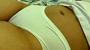 Jeg kan ikke motstå madrastras stramme latina cameltoe i POV