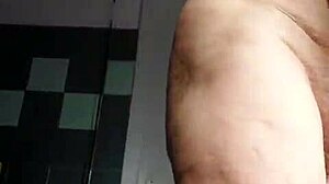 Баба чука косматата си путка с краставица