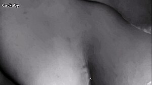 Gekke cuckolding vriendin neukt oude man terwijl hij kijkt en komt