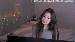 アジアの痴女がヘンタイ見ながらウェブカムで激しく犯される