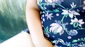 गोल-मटोल लैटिना ने अपनी बड़ी चूत को हॉट डिस्प्ले में दिखाया