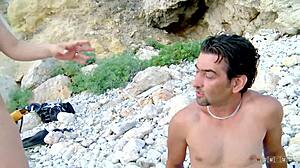 Μεγαλόστηθη Cougar παίζει με τα στήθη στην παραλία