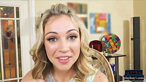 Μικροκαμωμένη ξανθιά κοπέλα πιάστηκε στην ταινία σε παθιασμένο γαμήσι