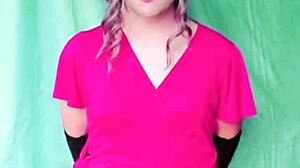 सिसी शेमेल पिंक शर्ट में बिग बट रॉक्स करता है