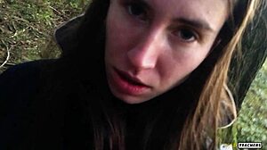 yo, nieśmiała rosyjska dziewczynka dmucha mi w niemieckim lesie i połyka!