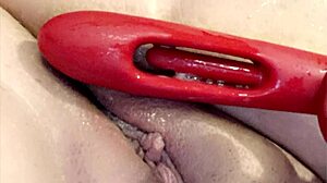 Deedees trånga feta fitta får intensiv leksaksaction