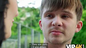 Maman tchèque baisée pendant que sa belle-fille se masturbe en scène de groupe folle