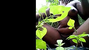 Narrativa mulher africana tribal se dedilha fundo na floresta para prazer intenso