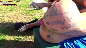 Danna Hot, sokakta sikiş için iki adama yalvarıyor