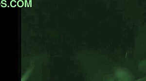 Suzi finder vild ekstase på det dampende sexbiograf.