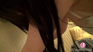 Hé, kijk hoe ik mijn lul in haar hongerige kut schuif! Ze wacht niet op harde stoten en kreunt luid! 😍