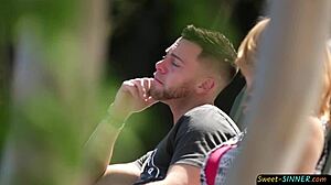 Klassisk milf rider ung 18+ pik med ren lyst. Hendes trimmede fisse vil have mere!