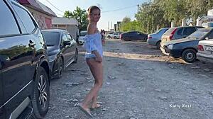 Due ragazze giovani mostrano la figa in pubblico senza mutande