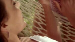 東欧本物レズカップルが指マンでイキ狂い！