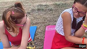 chlapi drsne šúchajú dve dievčatá v horskom rýchliku