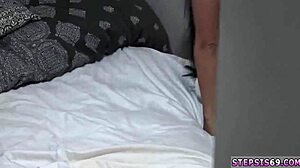 Семья использует страпон, чтобы лишить девственности девку на её дне рождения