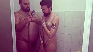 シャワーで友達と生セックス、ちょっとした挑発