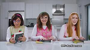 Prietenele tocilară fut puternic în clubul de carte cu patru