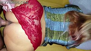 Stiefmutter bettelt im Bett um Sperma auf dreckigen Sohlen