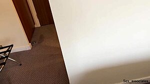 Äitipuoli ja poika jäävät kiinni hotellisängyssä. Kuuma kylpyepisodi muuttuu höyryäväksi