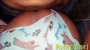 Paksu hieronta johtaa ajeltuun isoon mustaan kyrpään oraaliseen orgasmiin