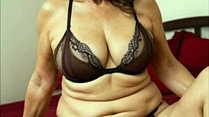 Rijpe vrouw liegt voor plezier met jonge maagd! 🔥