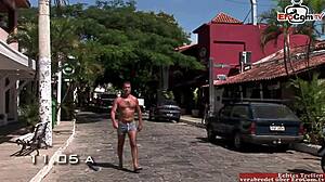 Busty brunette jente knuller anal 3some på båt 🔥