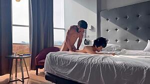 بنت 18+ تستكشف BDSM مع بلع زب أسود كبير ودوجي ستايل في فندق فاخر