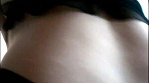 Sissy travesti i systers lingerie böjd över för stor kuk